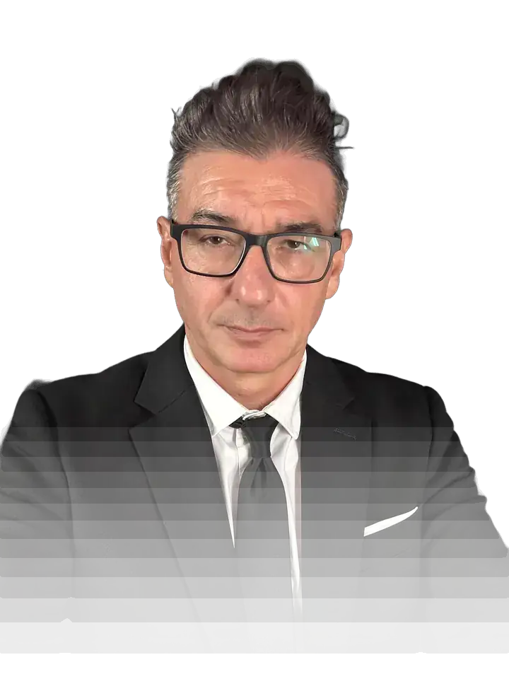 Antonio Romano in giacca nera, camicia bianca e cravatta